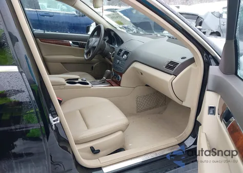 2011 Mercedes-Benz C 300 Luxury 4Matic/Sport 4Matic z USA, uszkodzony, nr VIN WDDGF8BB0BR133565